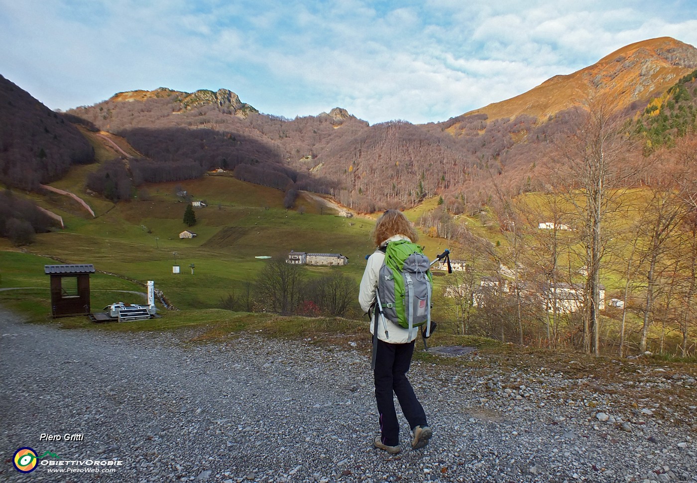 08 Partiamo dal parcheggio ai Piani di Ceresola (1350 m).JPG